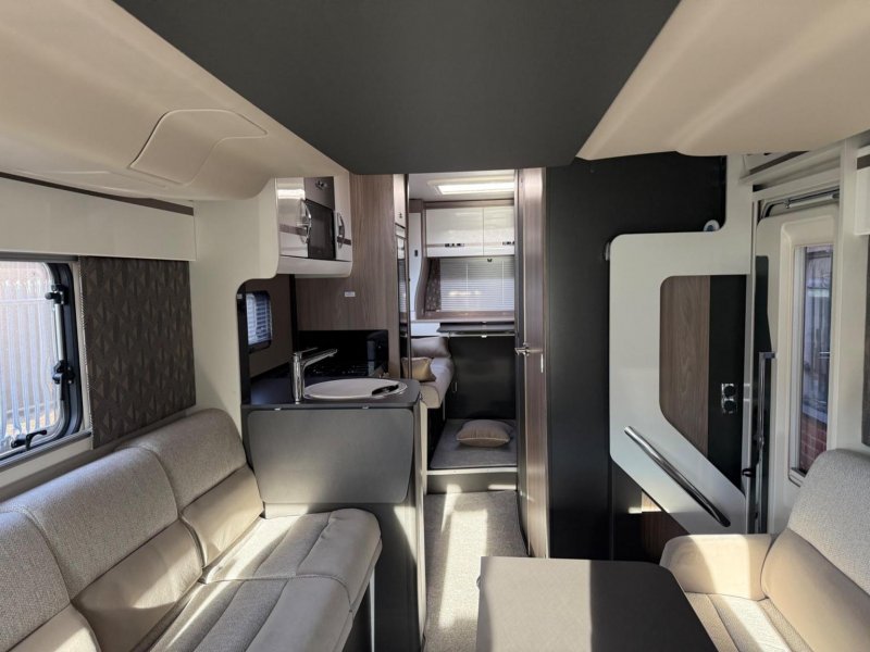 SWIFT ESCAPE 674