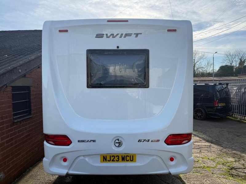 SWIFT ESCAPE 674