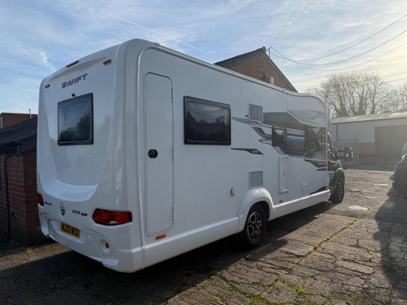 SWIFT ESCAPE 674