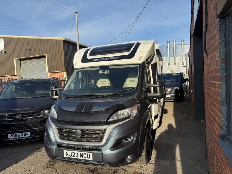 SWIFT ESCAPE 674