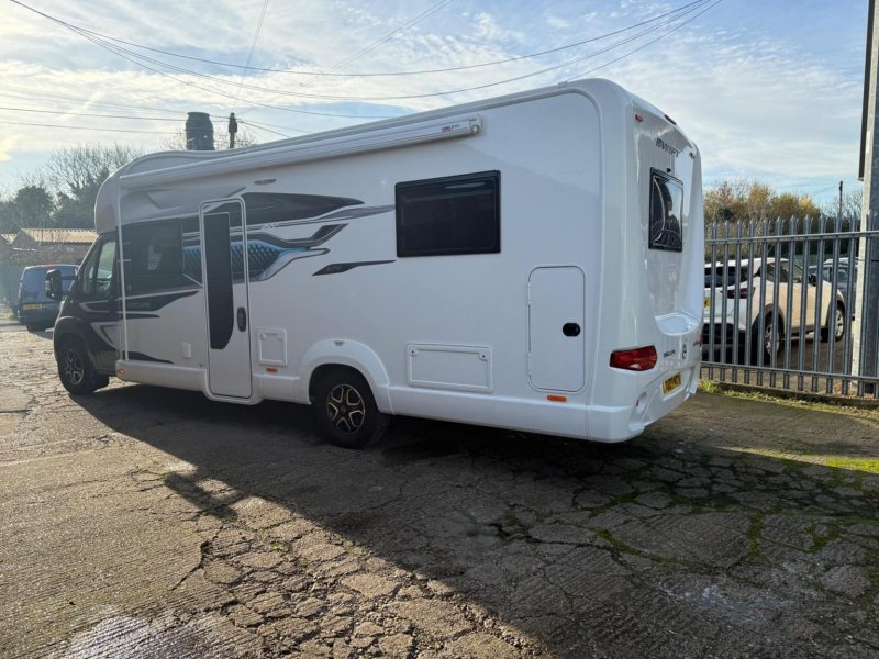SWIFT ESCAPE 674