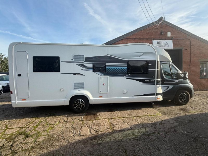 SWIFT ESCAPE 674