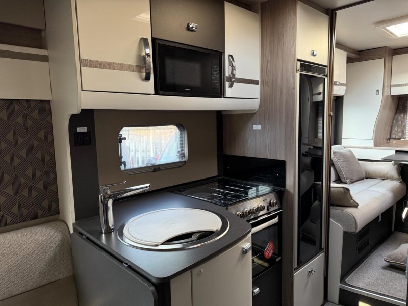 SWIFT ESCAPE 674